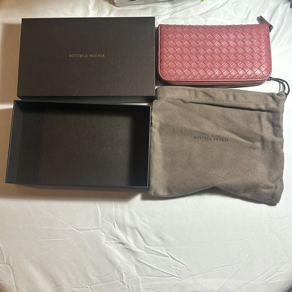 Authentic Bottega Veneta Pink Full inclusion Zip Wallet with box & dust bag. - Picture 8 of 16